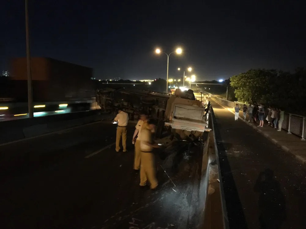  Xe tải lật trên cầu Phú Mỹ, giao thông tê liệt nhiều giờ liền ảnh 4