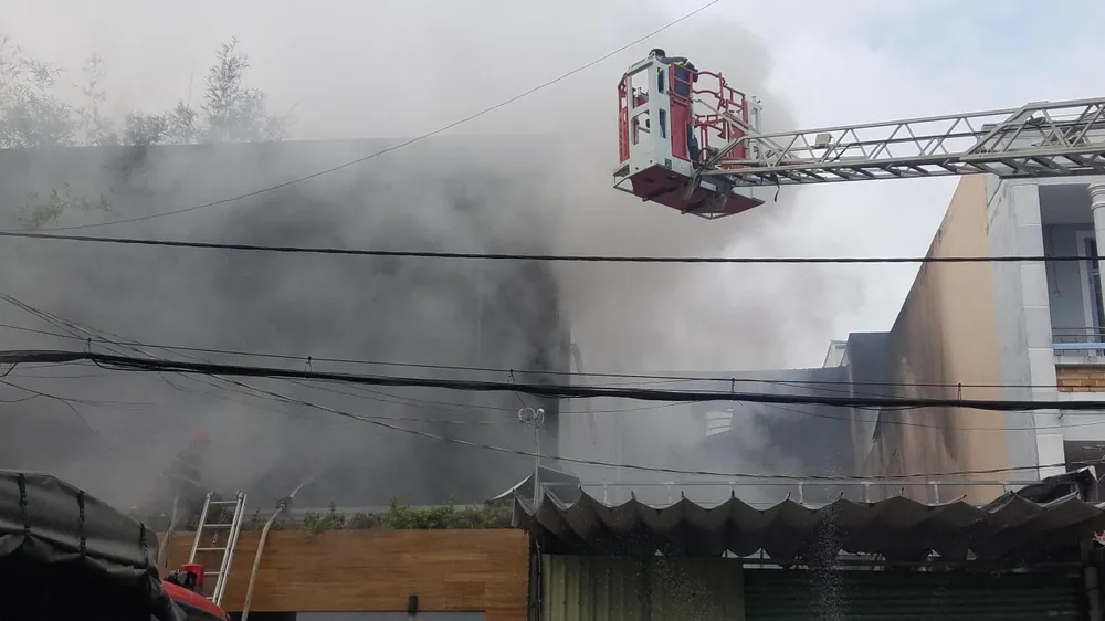  Cháy lớn tại công ty chuyên trang trí ô tô, nhiều nhà dân bị ảnh hưởng ảnh 4