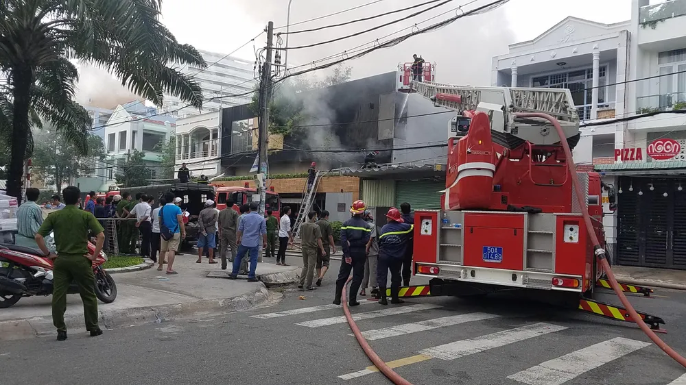  Cháy lớn tại công ty chuyên trang trí ô tô, nhiều nhà dân bị ảnh hưởng ảnh 5