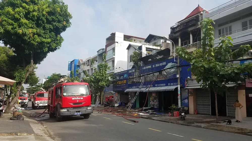  Cháy lớn tại công ty chuyên trang trí ô tô, nhiều nhà dân bị ảnh hưởng ảnh 1