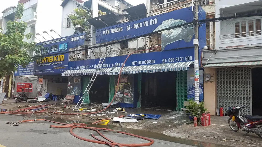  Cháy lớn tại công ty chuyên trang trí ô tô, nhiều nhà dân bị ảnh hưởng ảnh 2