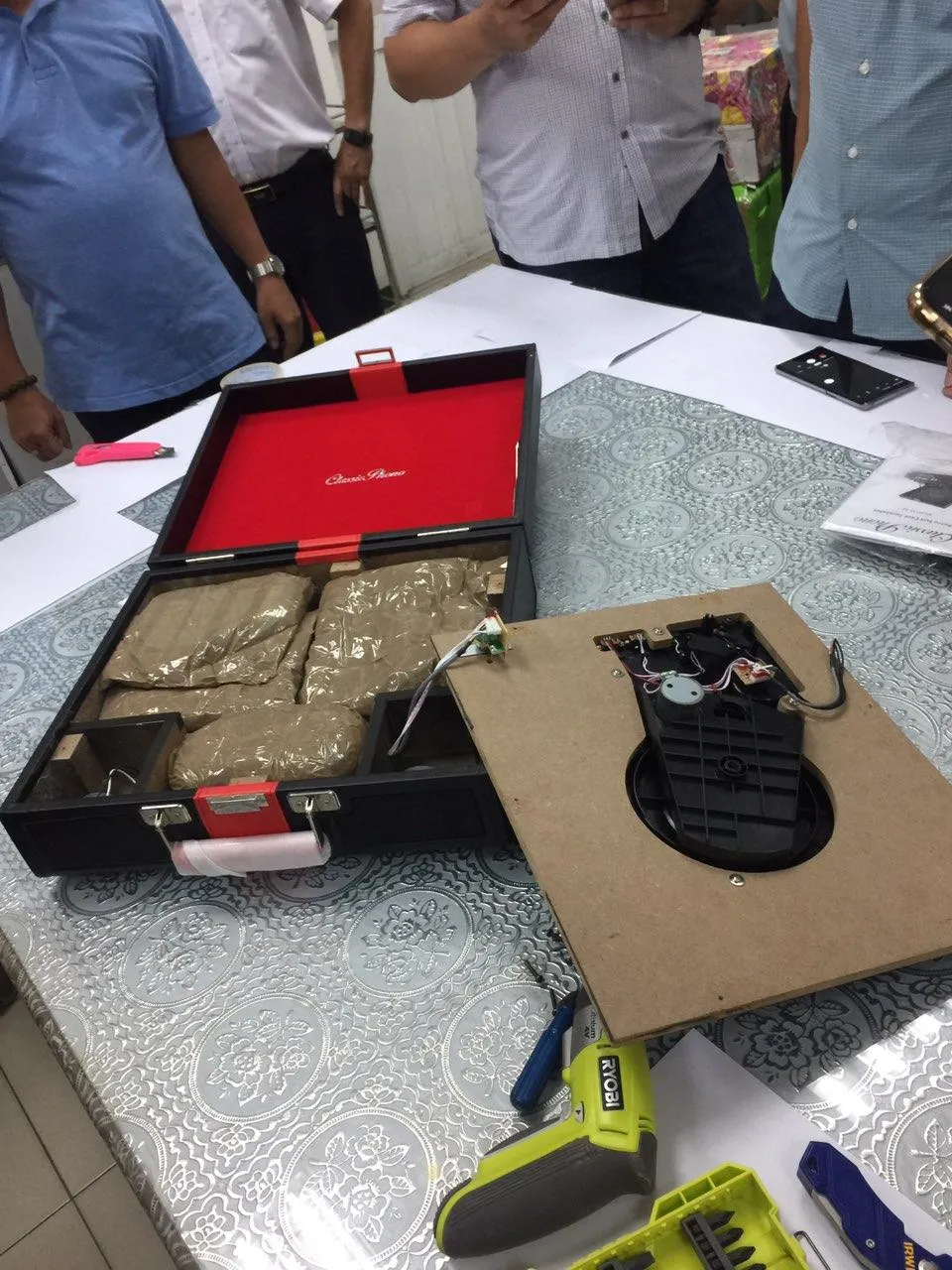 Bắt giữ hơn 14kg ma túy núp bóng quà biếu, quà tặng gửi qua đường chuyển phát nhanh ảnh 2