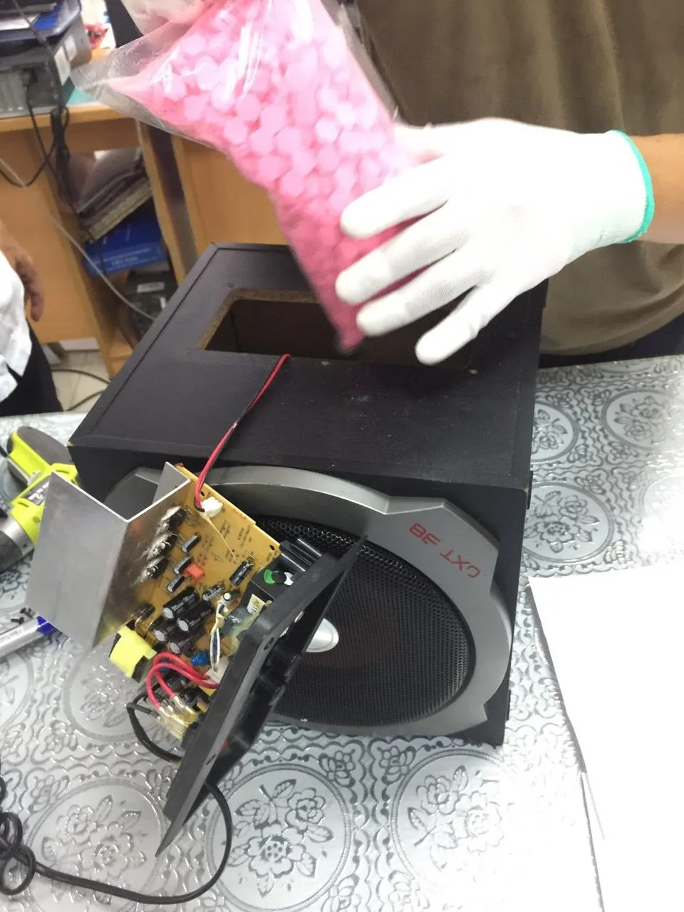 Bắt giữ hơn 14kg ma túy núp bóng quà biếu, quà tặng gửi qua đường chuyển phát nhanh ảnh 1