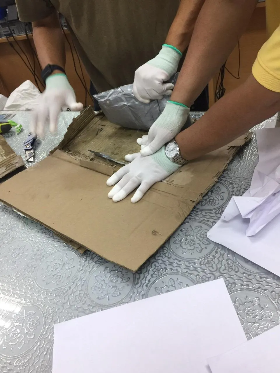 Bắt giữ hơn 14kg ma túy núp bóng quà biếu, quà tặng gửi qua đường chuyển phát nhanh ảnh 4