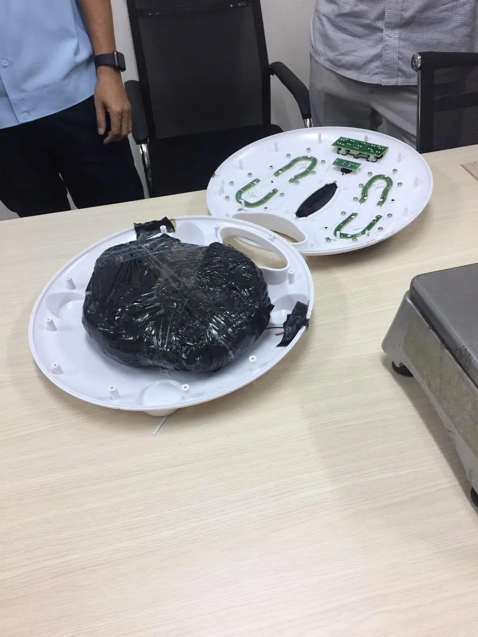 Bắt giữ hơn 14kg ma túy núp bóng quà biếu, quà tặng gửi qua đường chuyển phát nhanh ảnh 6