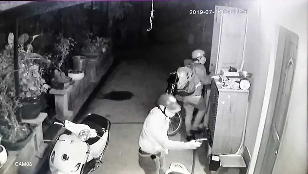 Nhóm đối tượng dùng súng tấn công một gia đình hết sức táo tợn ảnh 2