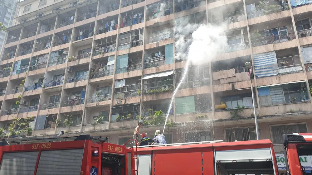  Giải cứu gần 30 người mắc kẹt trong đám cháy ký túc xá ở TPHCM ảnh 9