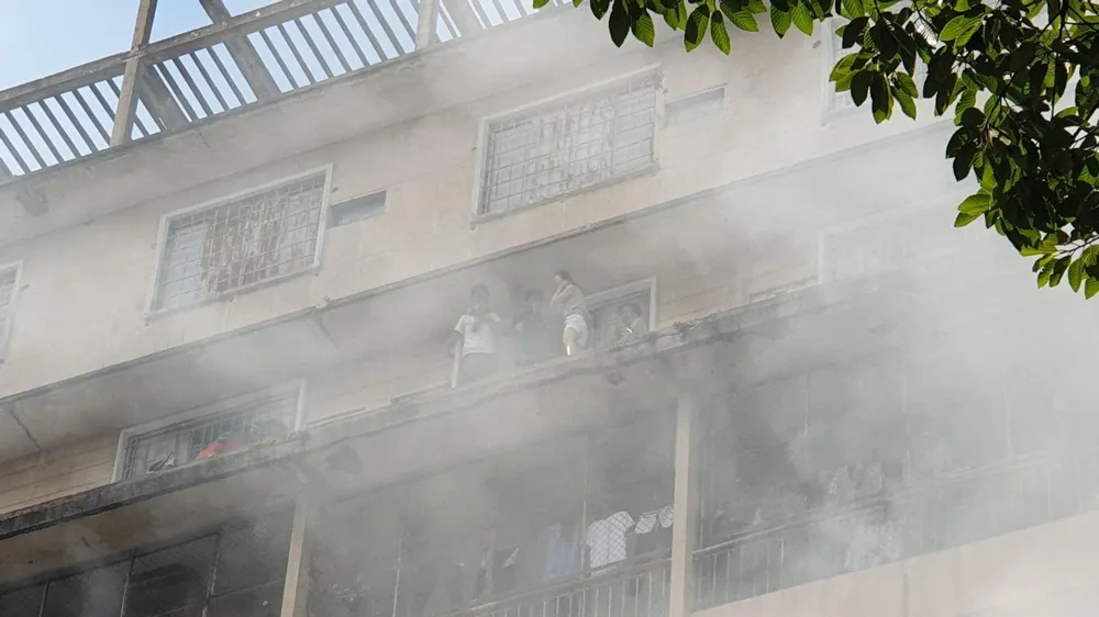  Giải cứu gần 30 người mắc kẹt trong đám cháy ký túc xá ở TPHCM ảnh 3