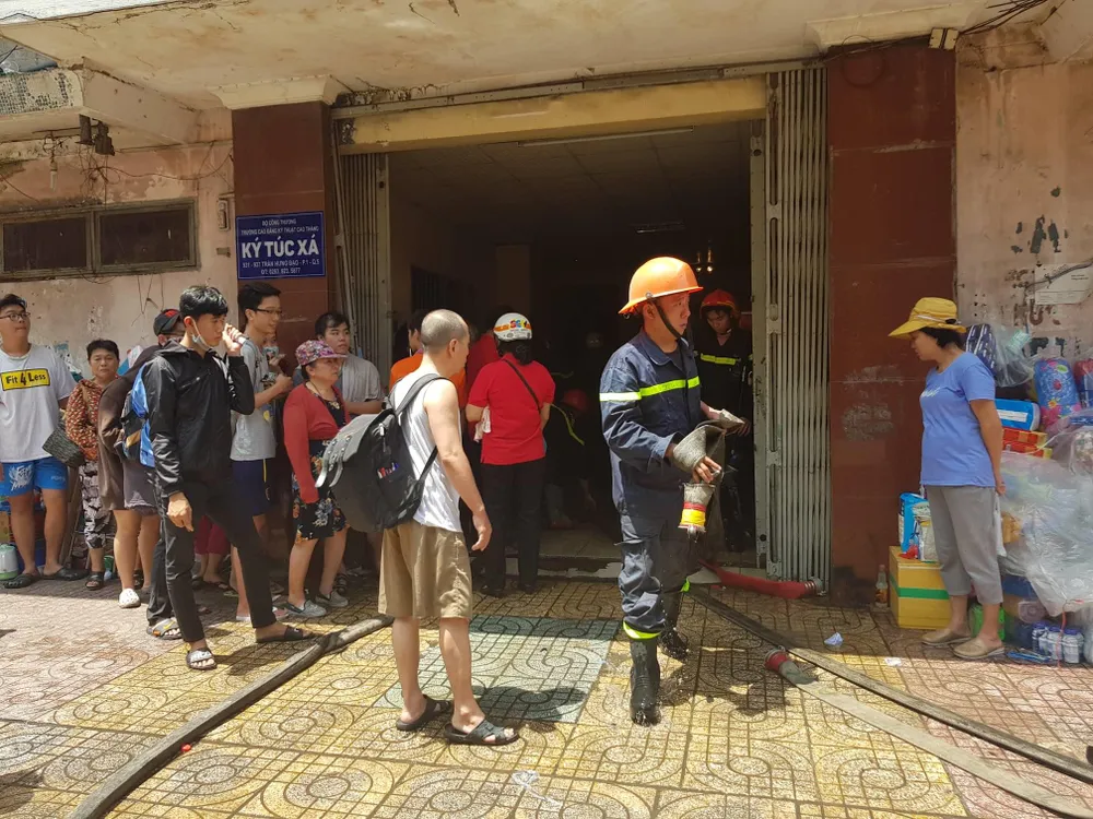  Giải cứu gần 30 người mắc kẹt trong đám cháy ký túc xá ở TPHCM ảnh 1