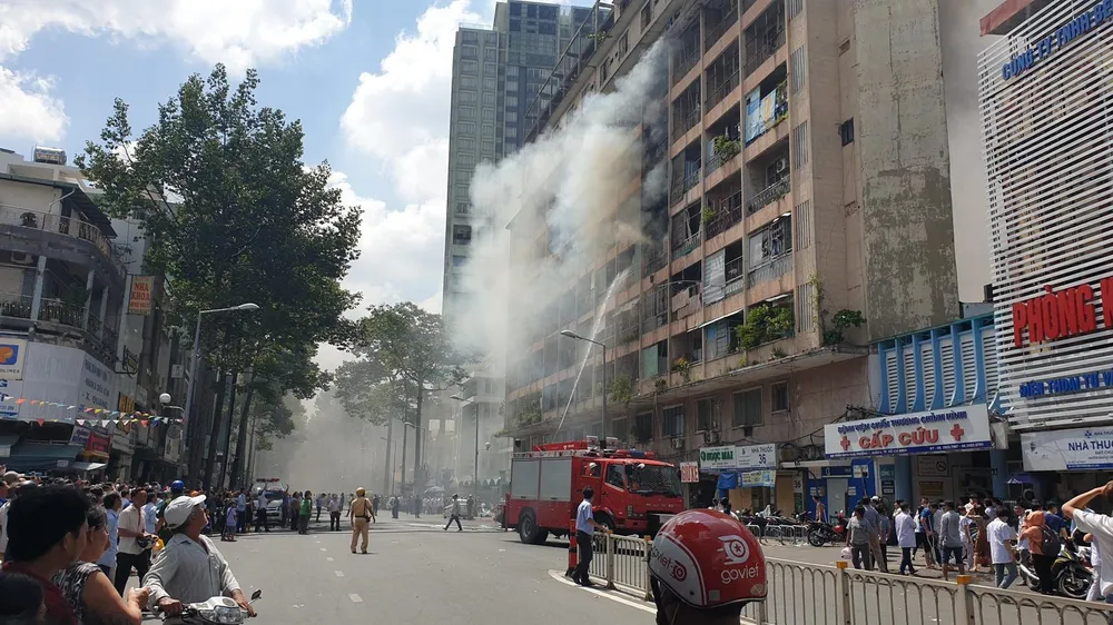  Giải cứu gần 30 người mắc kẹt trong đám cháy ký túc xá ở TPHCM ảnh 10