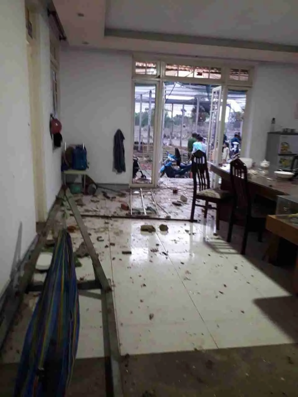 Khởi tố hình sự vụ cả gia đình bị nhóm “giang hồ” dùng súng, hung khí đe dọa ảnh 2