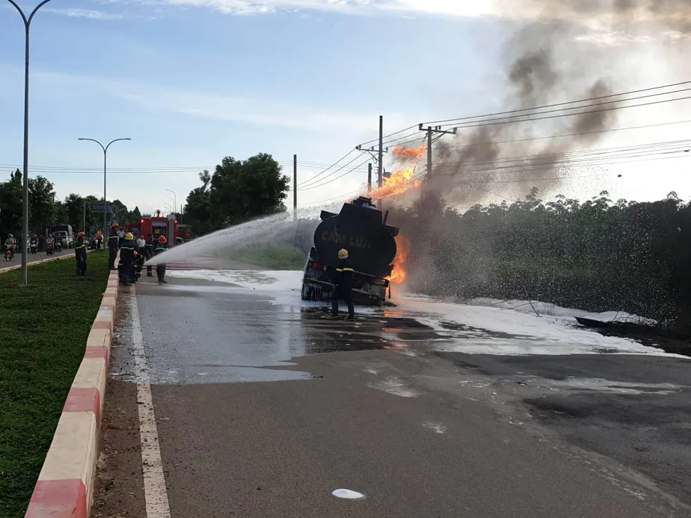  Xe ben va chạm với xe bồn, 2 cha con tử vong ảnh 1