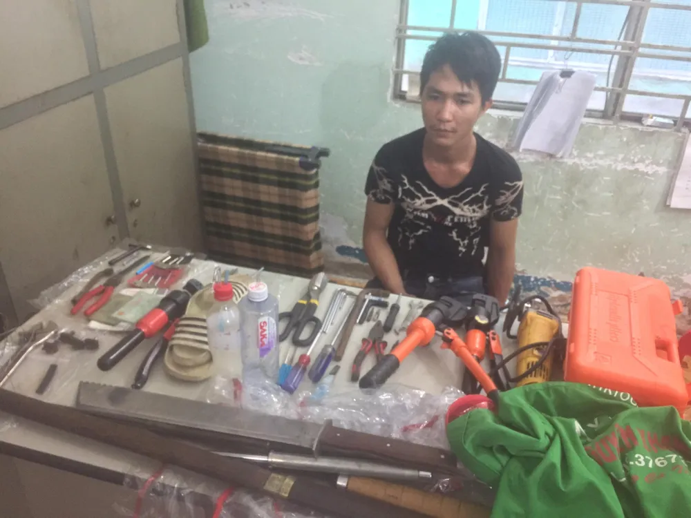 Đối tượng Đồng cùng tang vật. Ảnh: C.T