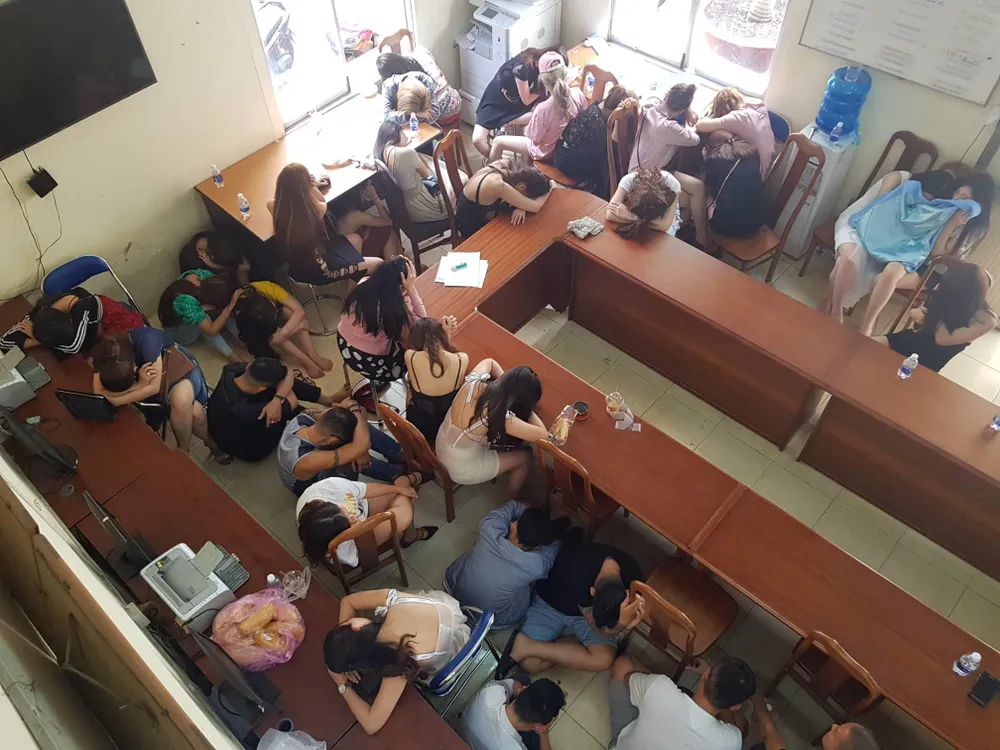 Tạm giữ chủ quán bar 030X8 cùng 15 đối tượng  ảnh 3