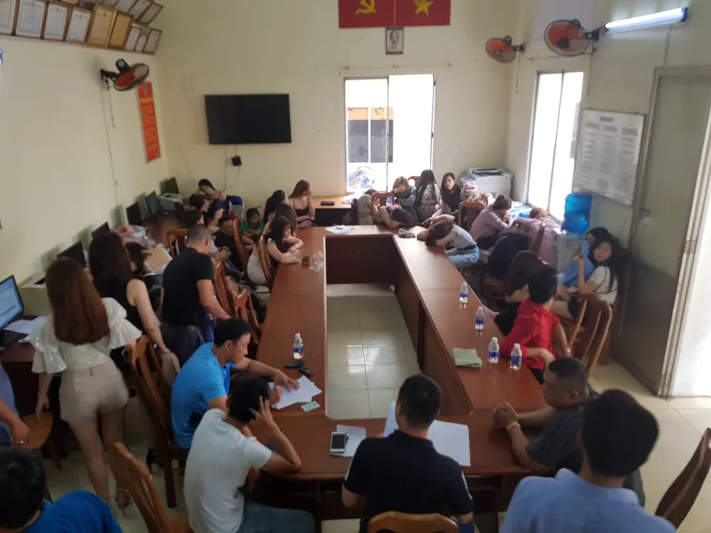 Tạm giữ chủ quán bar 030X8 cùng 15 đối tượng  ảnh 4