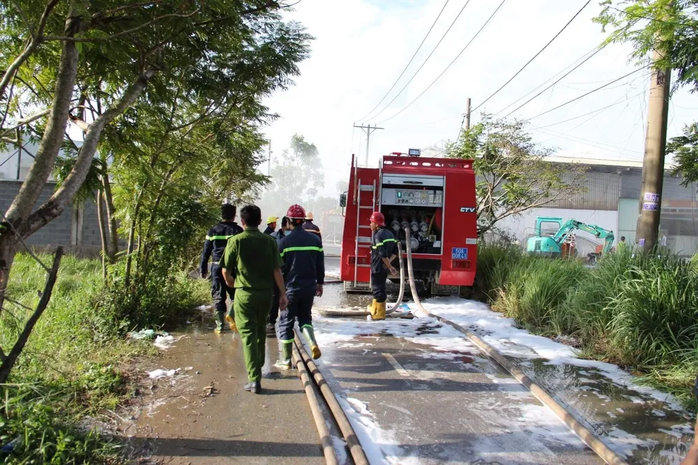  Cháy lớn ở nhà xưởng chứa nệm mút ở huyện Hóc Môn ảnh 1