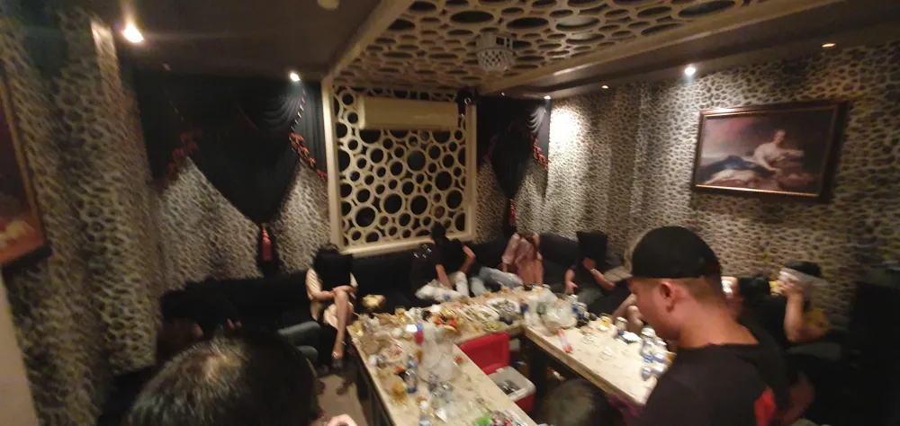 Đột kích hàng loạt tụ điểm ăn chơi có tiếng ở TPHCM, phát hiện nữ tiếp viên 13 tuổi ảnh 5