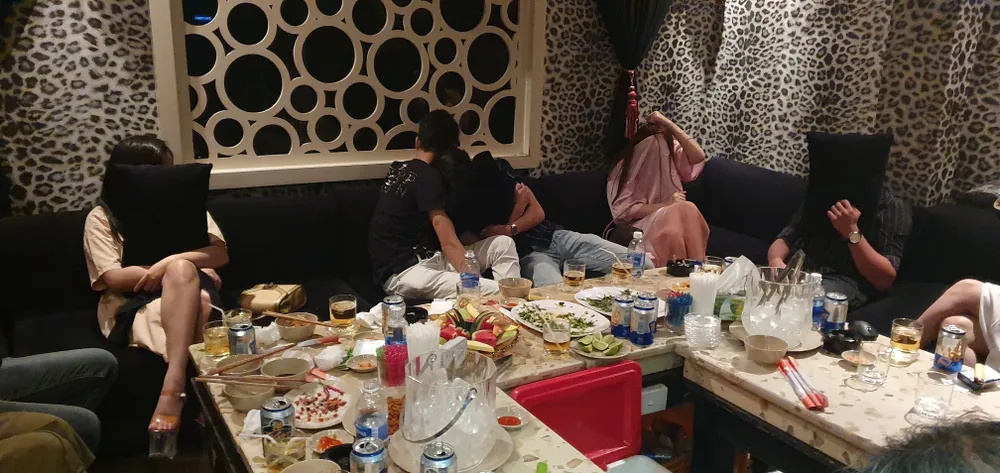 Đột kích hàng loạt tụ điểm ăn chơi có tiếng ở TPHCM, phát hiện nữ tiếp viên 13 tuổi ảnh 4