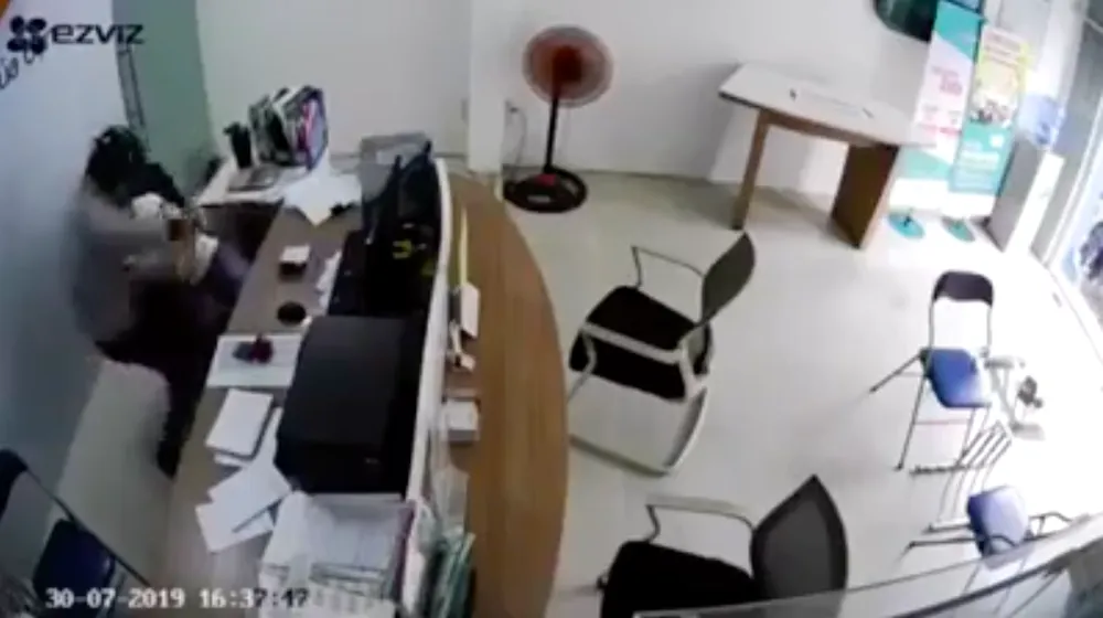  Truy bắt thanh niên dùng dao khống chế nữ nhân viên cửa hàng để cướp ảnh 1