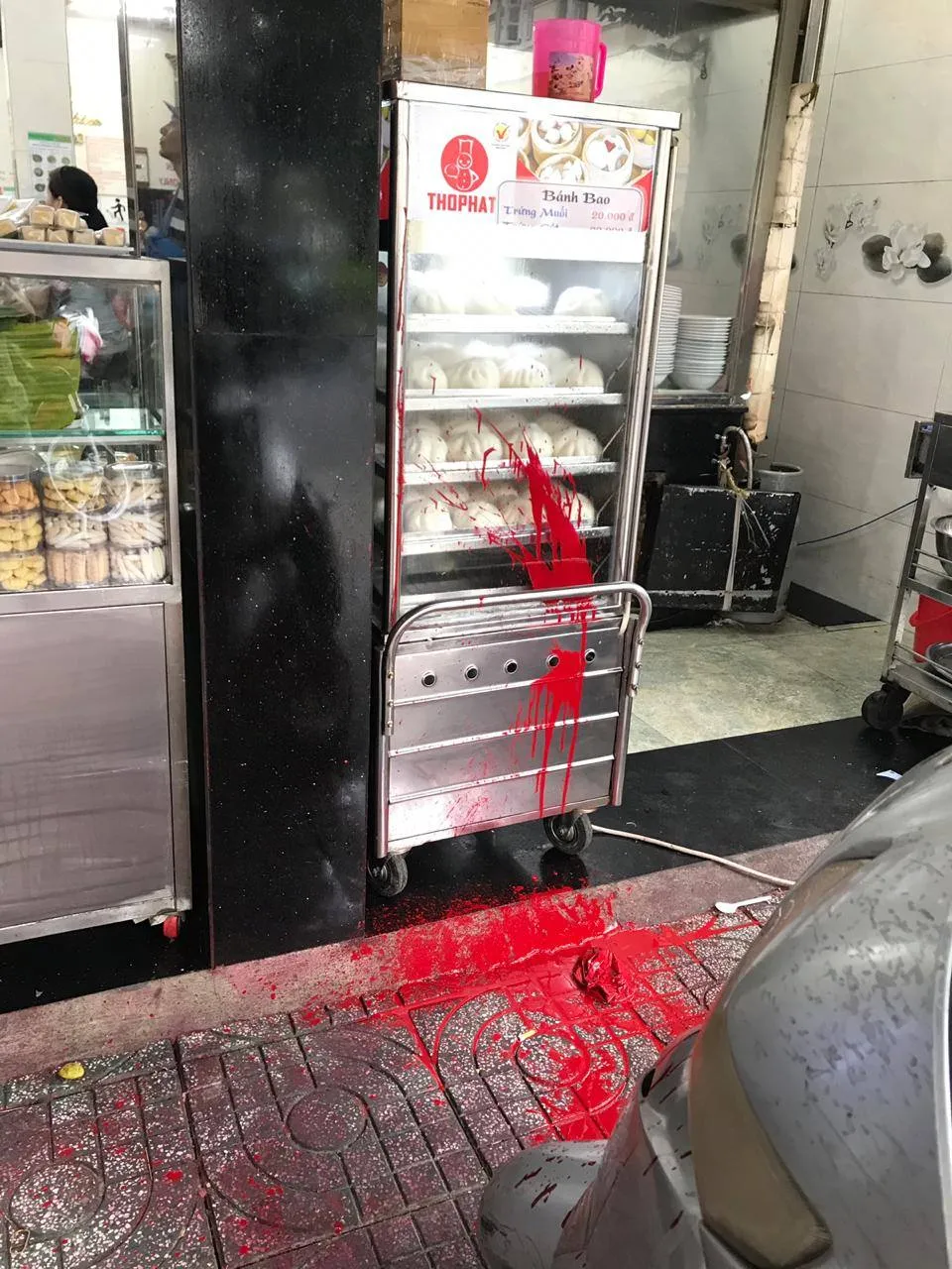 Đề nghị truy tố nhóm đối tượng “khủng bố” quán phở Hòa bằng mắm tôm, sơn  ảnh 4