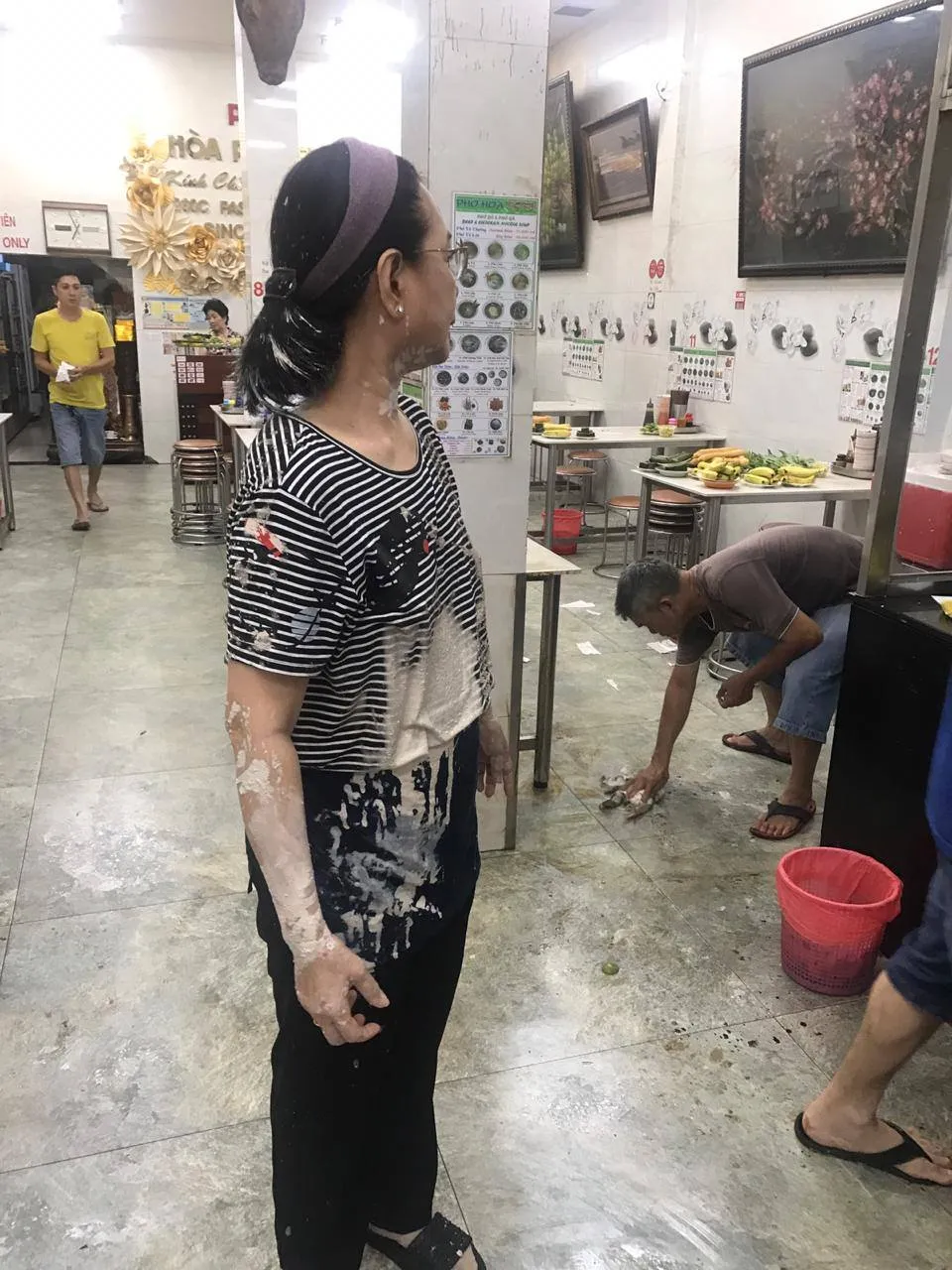 Đề nghị truy tố nhóm đối tượng “khủng bố” quán phở Hòa bằng mắm tôm, sơn  ảnh 5