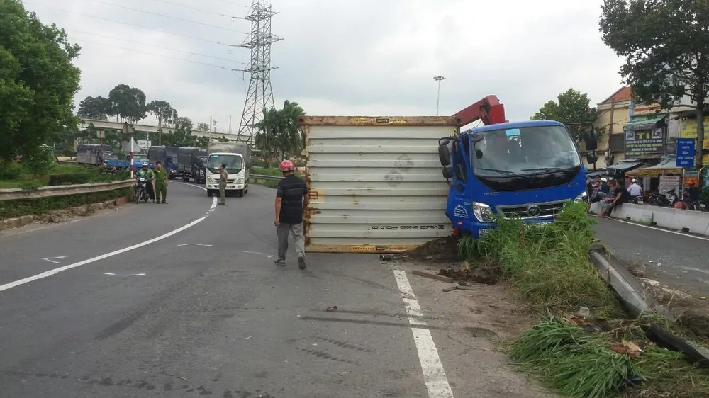  Xe container làm rớt thùng hàng vào xe tải, nhiều người thoát chết  ảnh 2