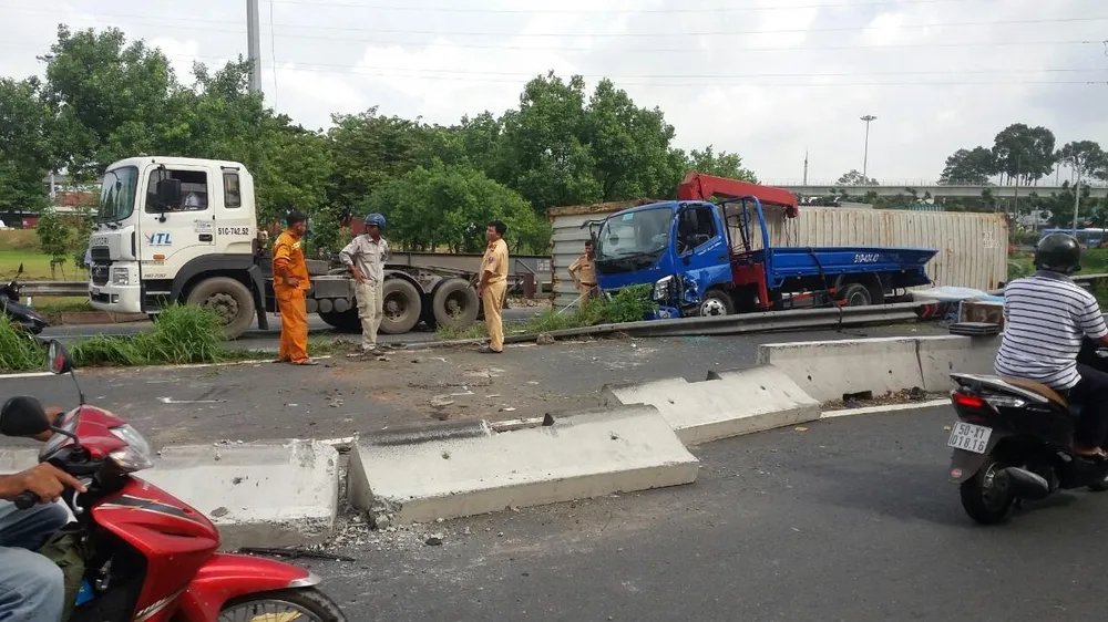  Xe container làm rớt thùng hàng vào xe tải, nhiều người thoát chết  ảnh 1