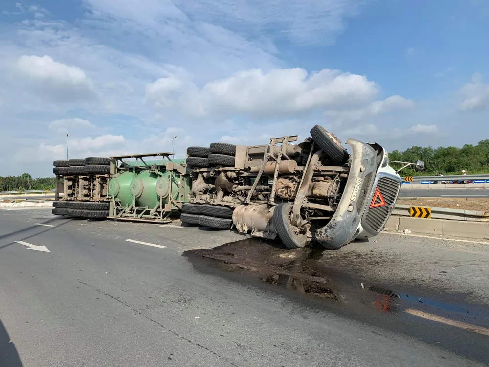  Xe container làm rớt thùng hàng vào xe tải, nhiều người thoát chết  ảnh 3