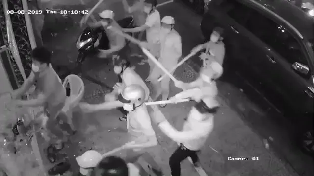 Nhóm “giang hồ” dùng hung khí đập phá nhà hàng ở trung tâm TPHCM ảnh 1