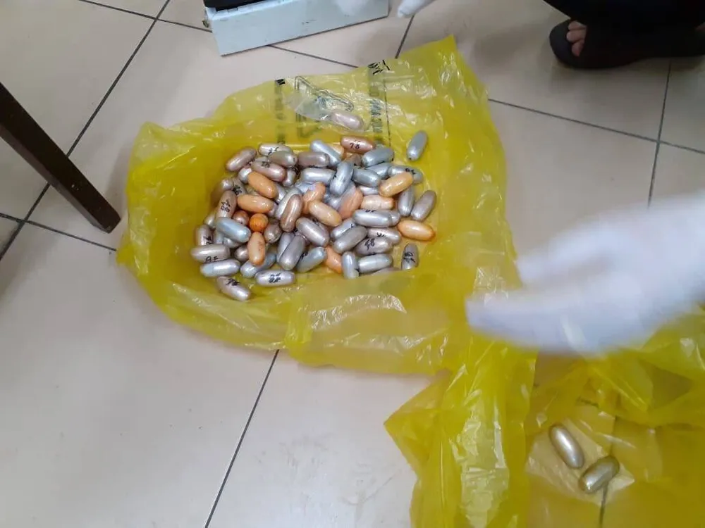 Nam hành khách nuốt gần 1,6kg cocain đi máy bay qua 4 quốc gia ảnh 1