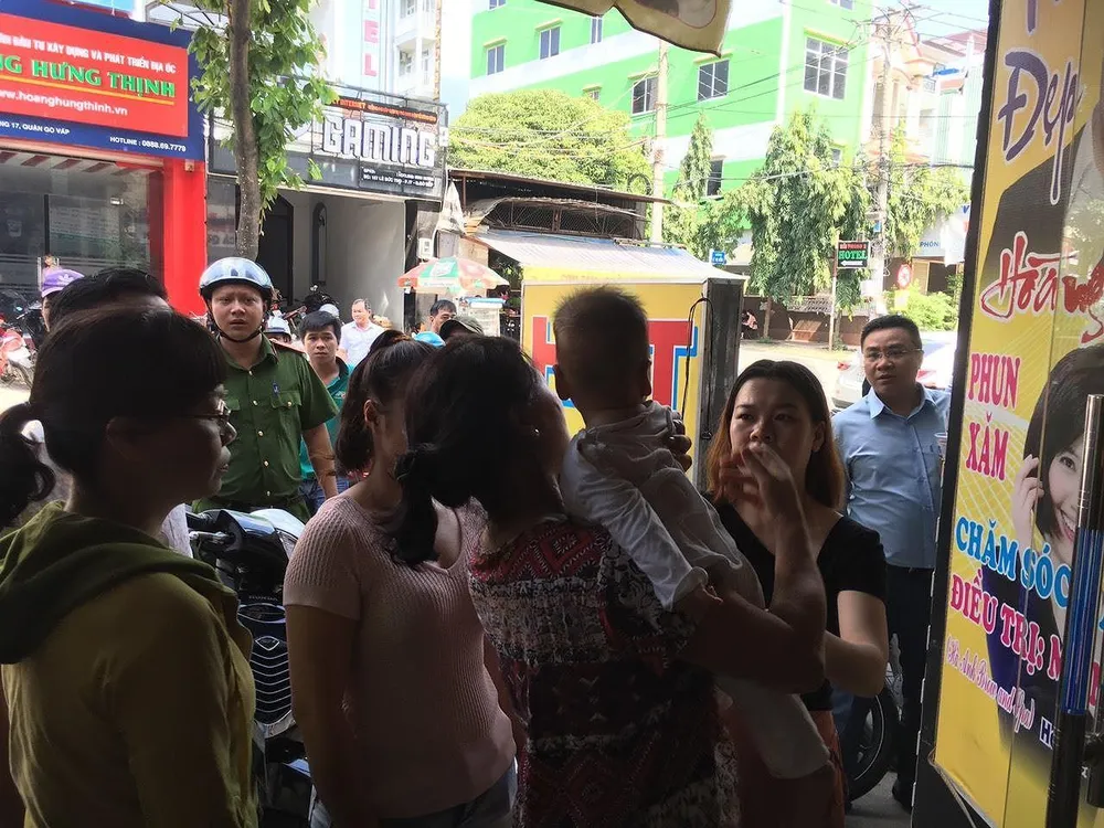 Giải cứu người phụ nữ cùng bé trai 8 tháng tuổi mắc kẹt trong thang máy ở TPHCM ảnh 10