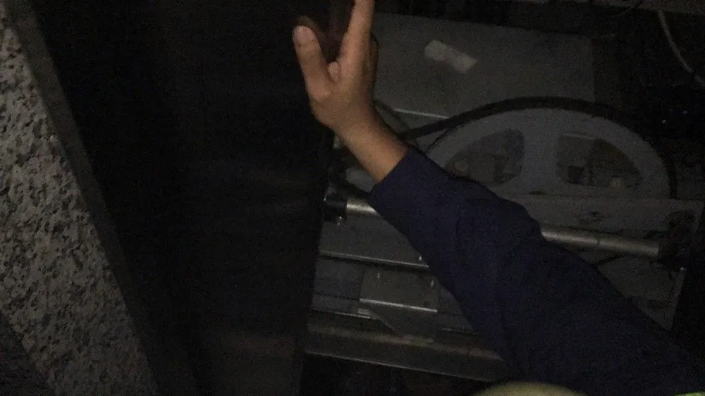 Giải cứu người phụ nữ cùng bé trai 8 tháng tuổi mắc kẹt trong thang máy ở TPHCM ảnh 1