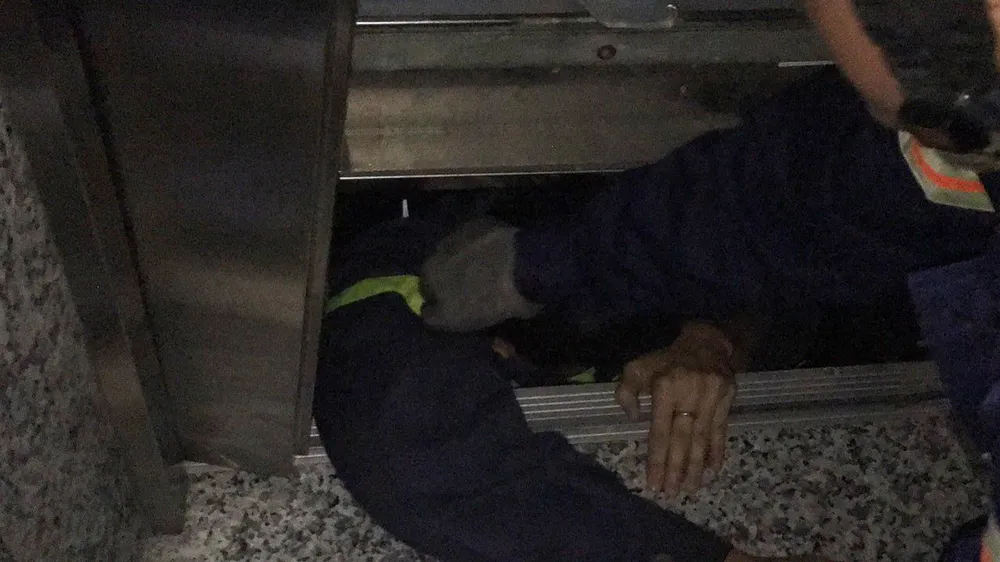 Giải cứu người phụ nữ cùng bé trai 8 tháng tuổi mắc kẹt trong thang máy ở TPHCM ảnh 2