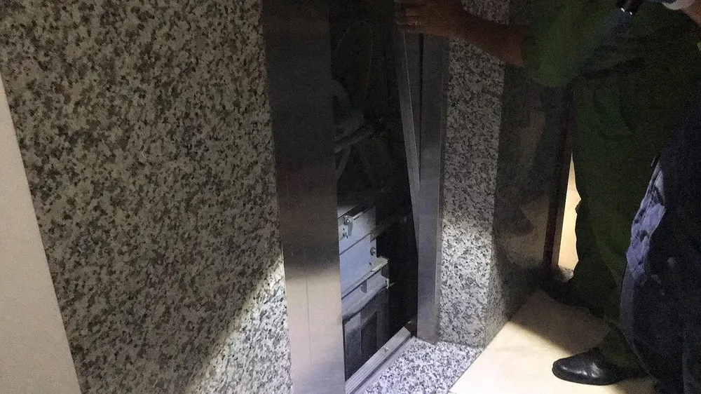 Giải cứu người phụ nữ cùng bé trai 8 tháng tuổi mắc kẹt trong thang máy ở TPHCM ảnh 4