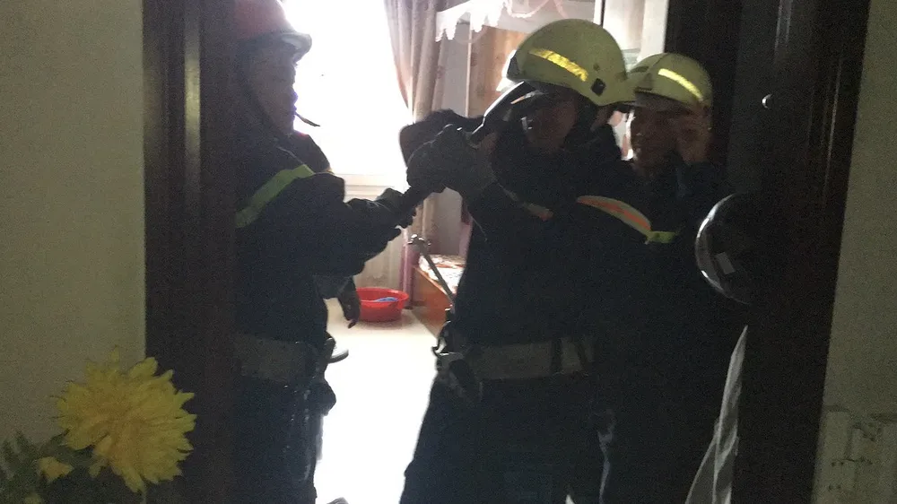 Giải cứu người phụ nữ cùng bé trai 8 tháng tuổi mắc kẹt trong thang máy ở TPHCM ảnh 5