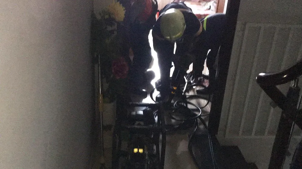 Giải cứu người phụ nữ cùng bé trai 8 tháng tuổi mắc kẹt trong thang máy ở TPHCM ảnh 6