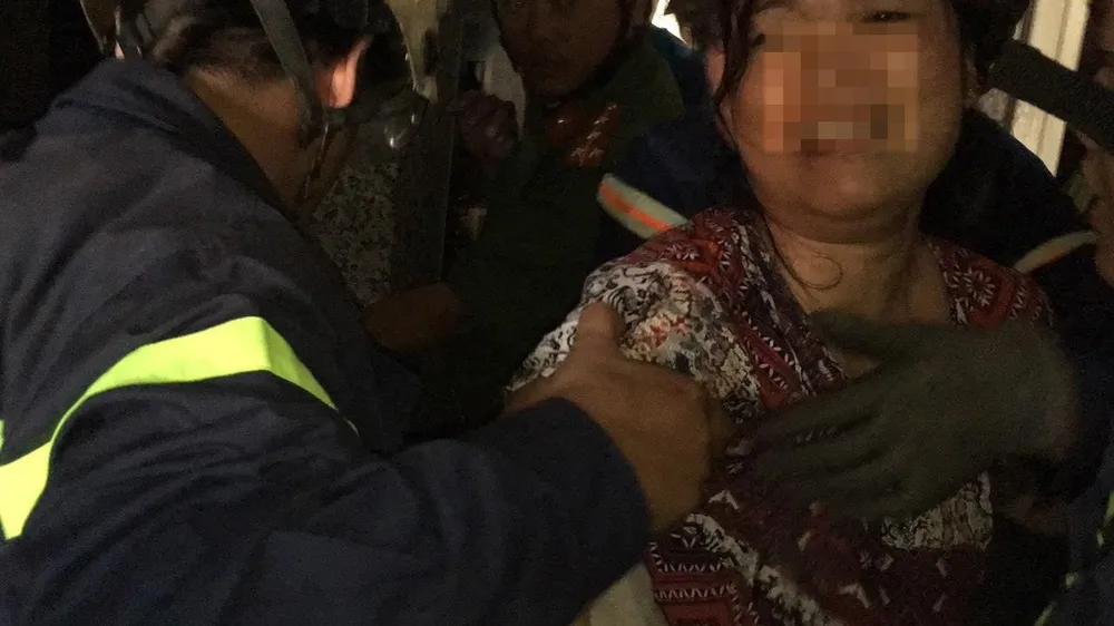 Giải cứu người phụ nữ cùng bé trai 8 tháng tuổi mắc kẹt trong thang máy ở TPHCM ảnh 7