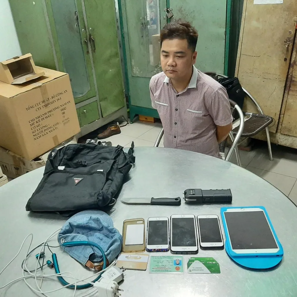  Hai anh em ruột khống chế người phụ nữ trói chân tay cướp tài sản ảnh 1