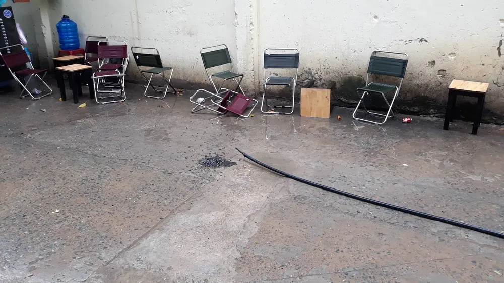  Người đàn ông ngồi uống cà phê trên vỉa hè bị điện giật tử vong ở TPHCM ảnh 1