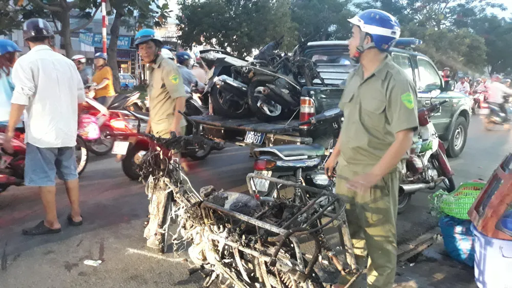  Xe máy giao gas ngã xuống đường, lửa bùng lên thiêu rụi 6 kiốt ảnh 3