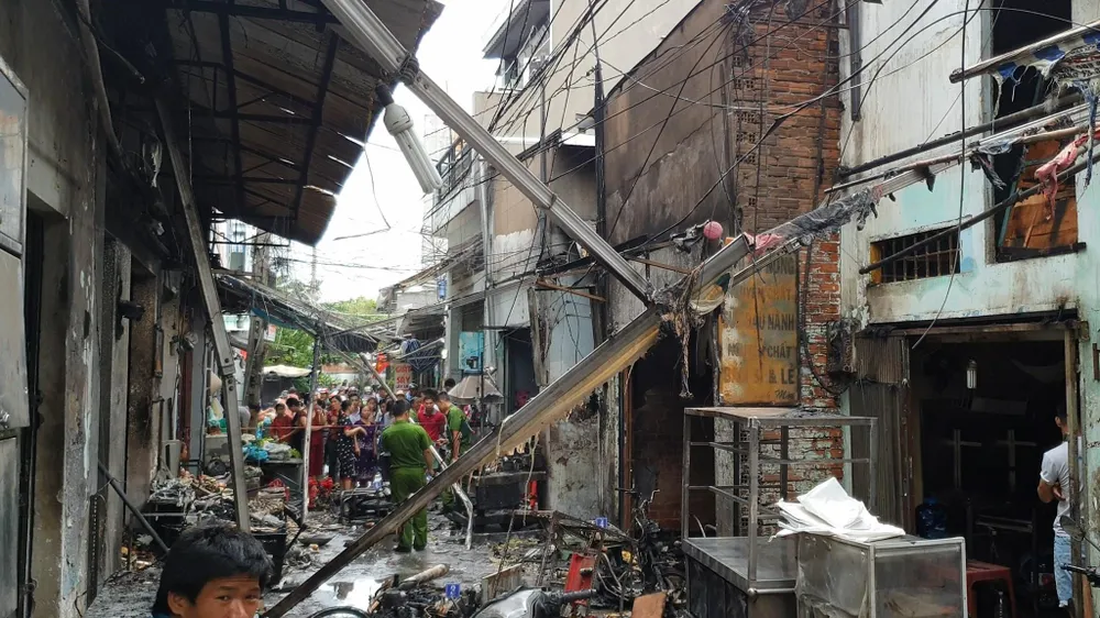  Xe máy giao gas ngã xuống đường, lửa bùng lên thiêu rụi 6 kiốt ảnh 1