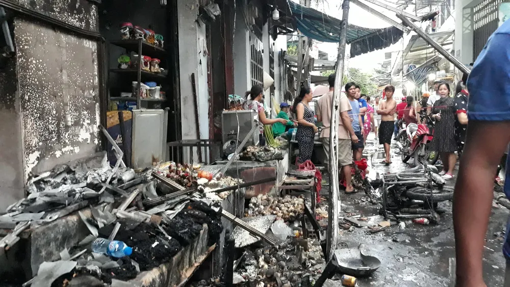  Xe máy giao gas ngã xuống đường, lửa bùng lên thiêu rụi 6 kiốt ảnh 2