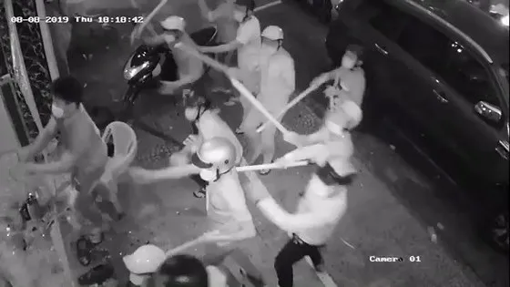 Bắt nhóm “giang hồ” đập phá nhà hàng ở trung tâm TPHCM ảnh 3