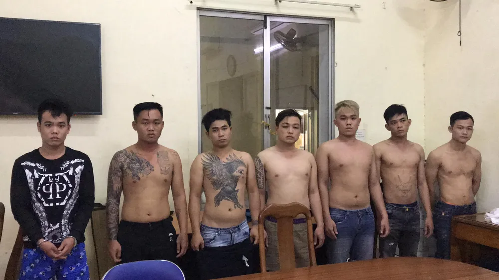 Bắt nhóm “giang hồ” đập phá nhà hàng ở trung tâm TPHCM ảnh 1