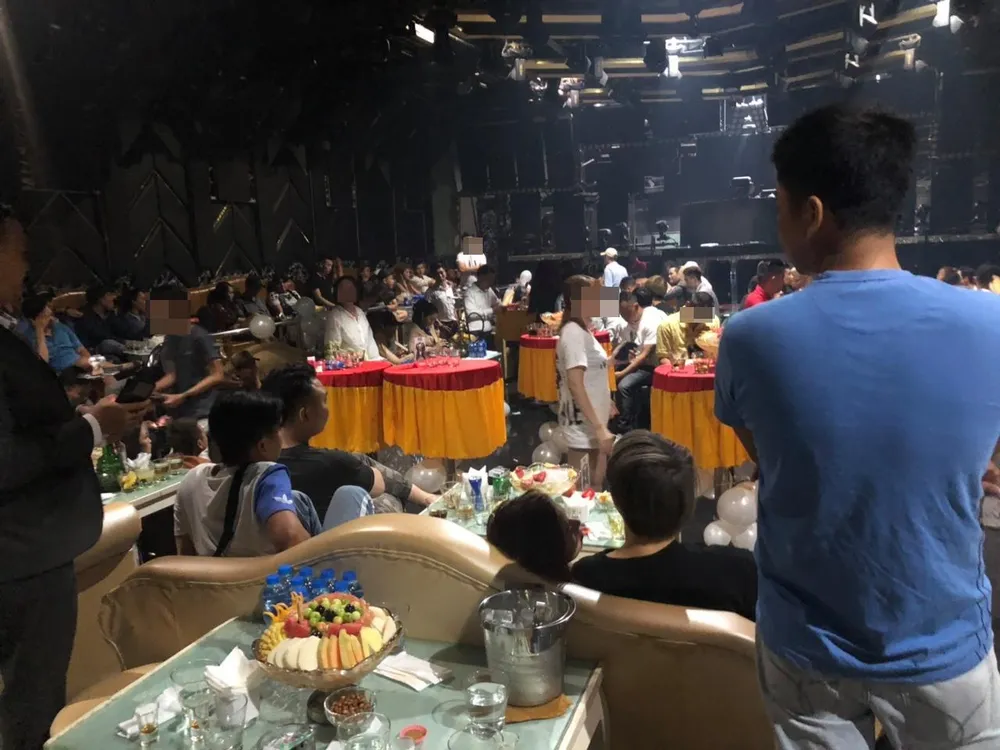 Đột kích tụ điểm ăn chơi ở quận 5, phát hiện nhiều dân chơi dương tính với chất ma tuý ảnh 1