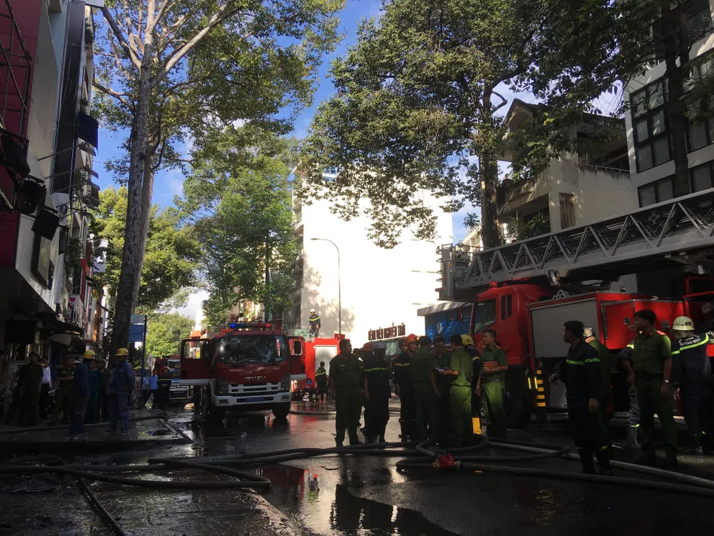 Giải cứu người phụ nữ mang thai mắc kẹt trong căn nhà bốc cháy dữ dội ảnh 9