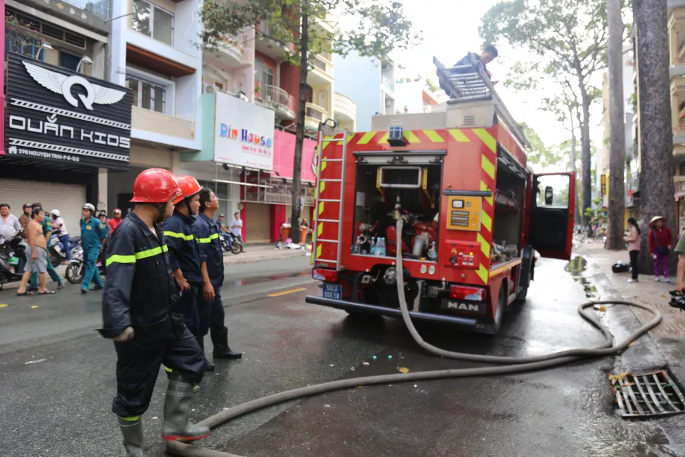 Giải cứu người phụ nữ mang thai mắc kẹt trong căn nhà bốc cháy dữ dội ảnh 10