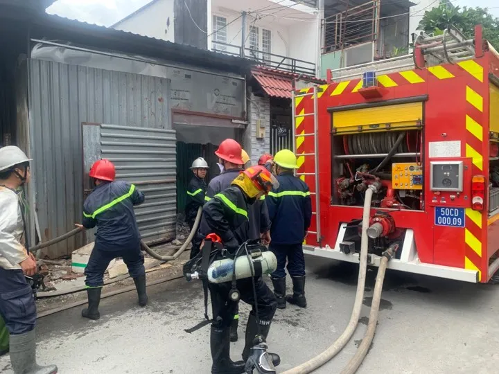 Cháy lớn ở quận Thủ Đức, khói đen bốc cao hàng chục mét ảnh 7