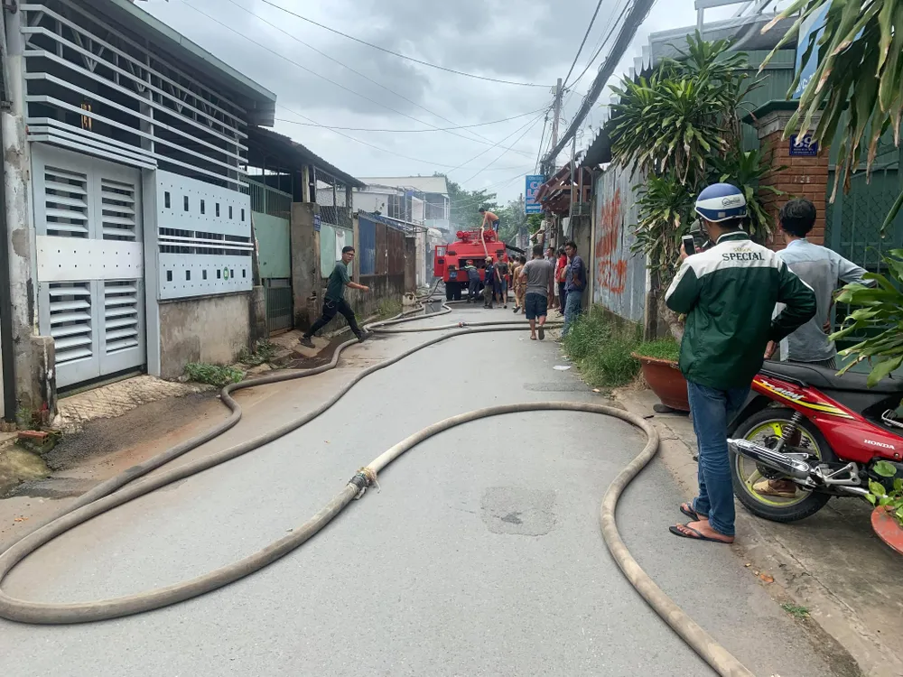 Cháy lớn ở quận Thủ Đức, khói đen bốc cao hàng chục mét ảnh 6