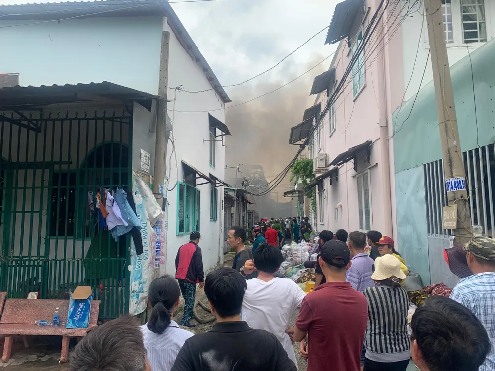 Cháy lớn ở quận Thủ Đức, khói đen bốc cao hàng chục mét ảnh 10